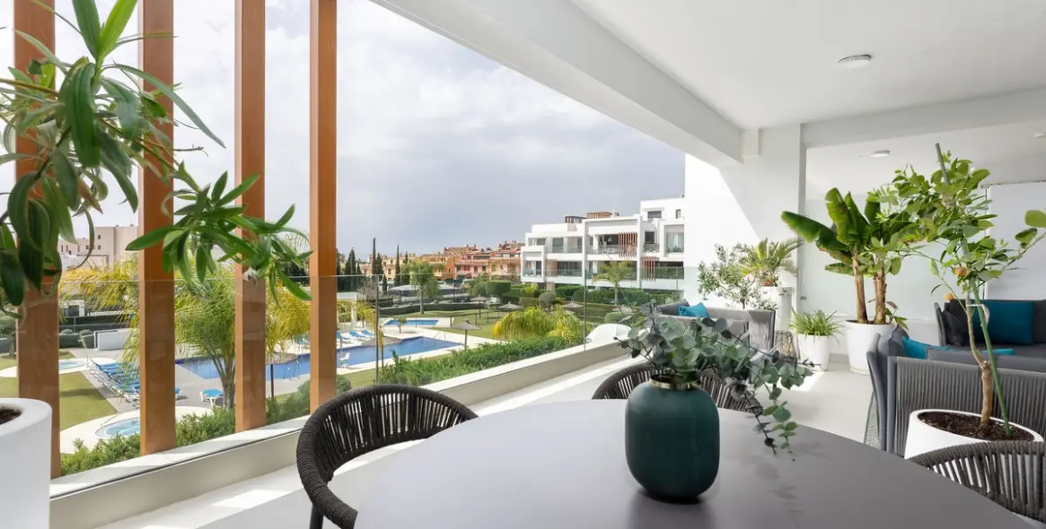 Sale of middle floor apartment in Estepona 2