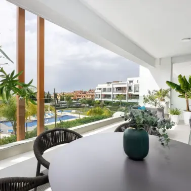 Sale of middle floor apartment in Estepona