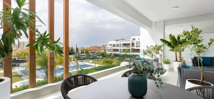 Sale of middle floor apartment in Estepona 1