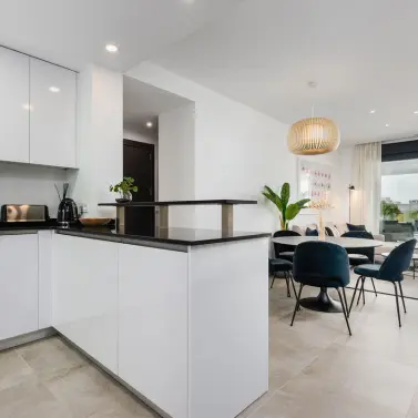 Sale of middle floor apartment in Estepona