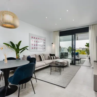 Sale of middle floor apartment in Estepona
