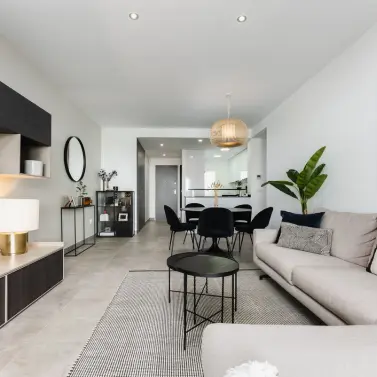 Sale of middle floor apartment in Estepona