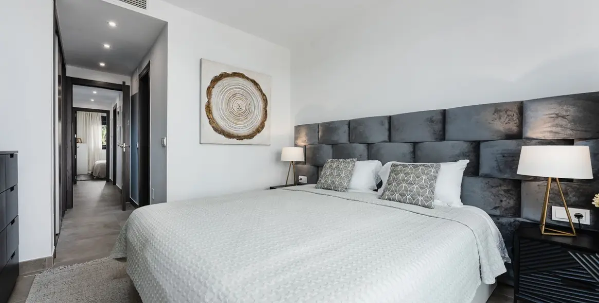 Sale of middle floor apartment in Estepona 19