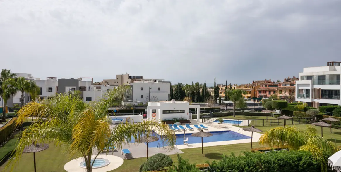 Sale of middle floor apartment in Estepona 27