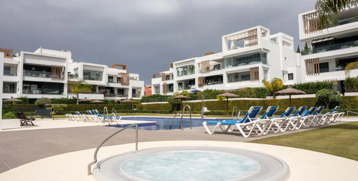 Sale of middle floor apartment in Estepona 28