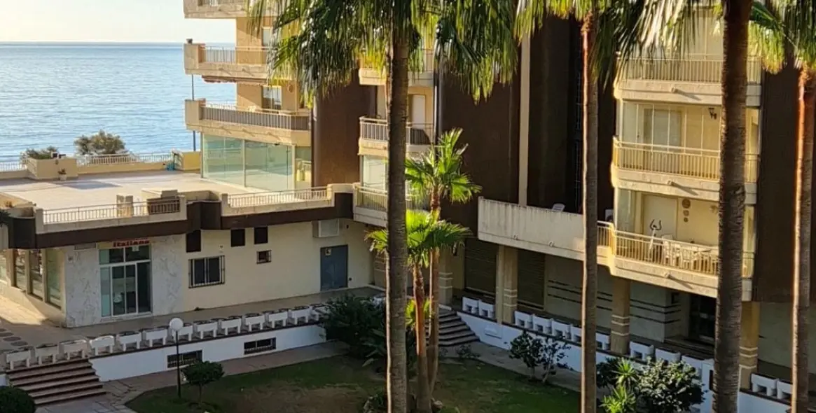 Sale of middle floor apartment in Fuengirola 1