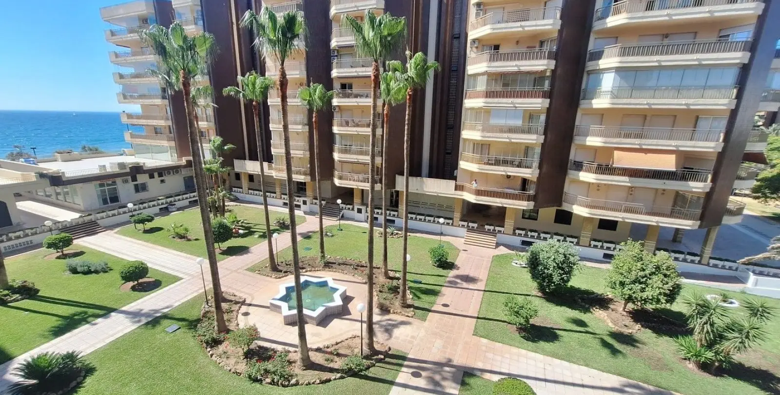 Sale of middle floor apartment in Fuengirola 1