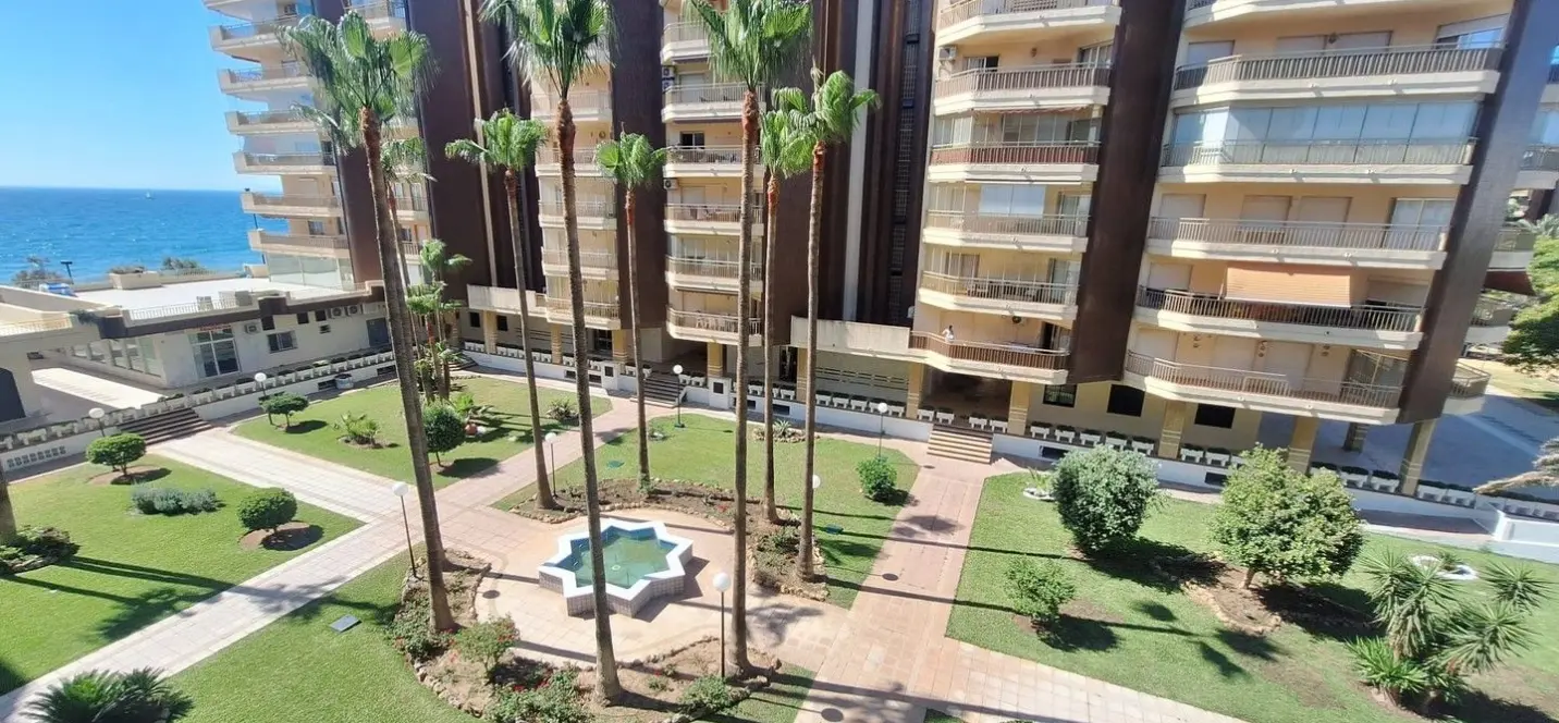 Sale of middle floor apartment in Fuengirola 0