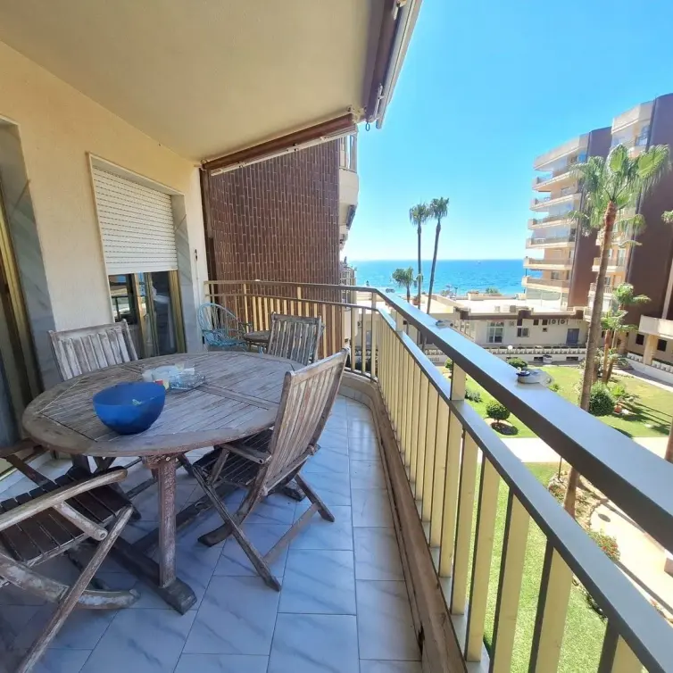 Sale of middle floor apartment in Fuengirola
