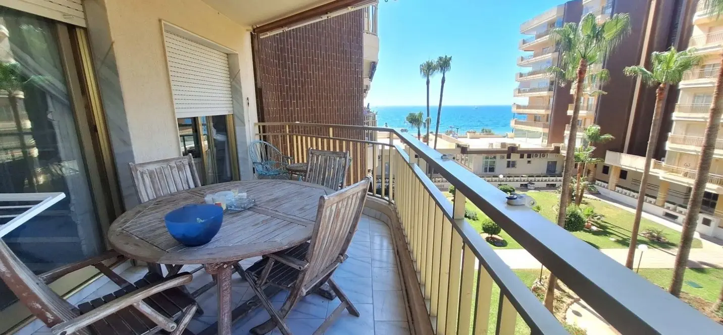 Sale of middle floor apartment in Fuengirola 1
