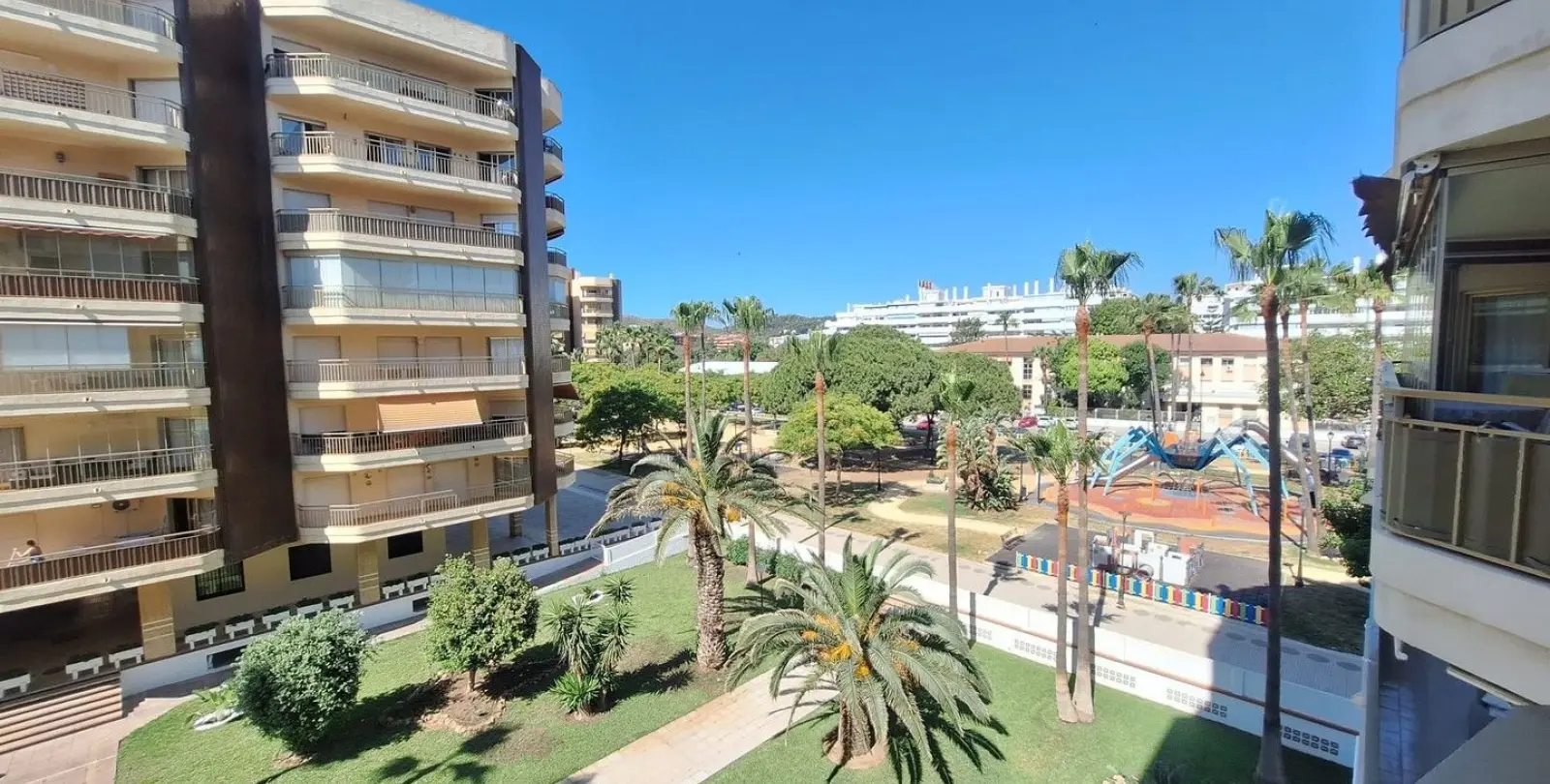 Sale of middle floor apartment in Fuengirola 14