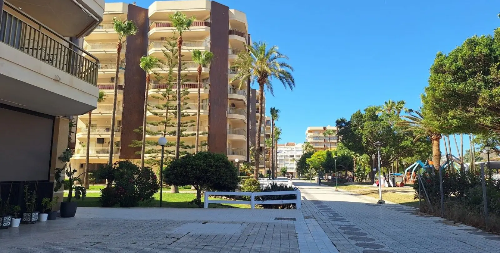 Sale of middle floor apartment in Fuengirola 26