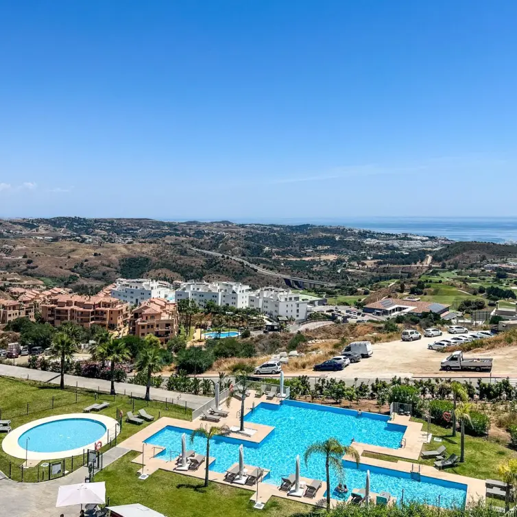 Sale of middle floor apartment in Calanova Golf