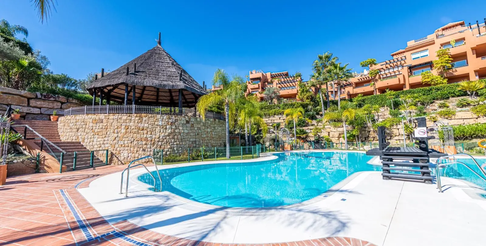 Sale of middle floor apartment in Nueva Andalucía 1