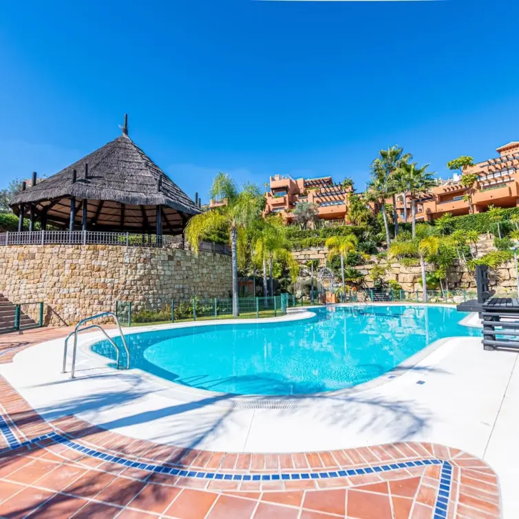Sale of middle floor apartment in Nueva Andalucía