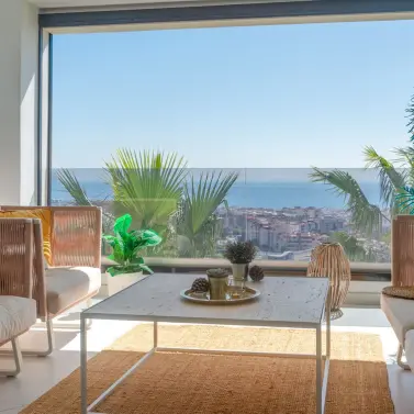 Sale of middle floor apartment in Estepona