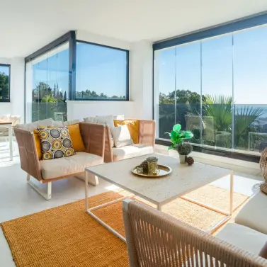 Sale of middle floor apartment in Estepona