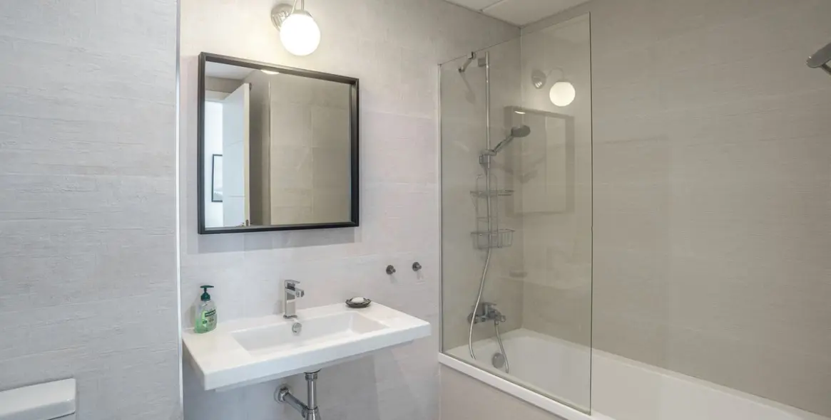 Sale of middle floor apartment in Estepona 16