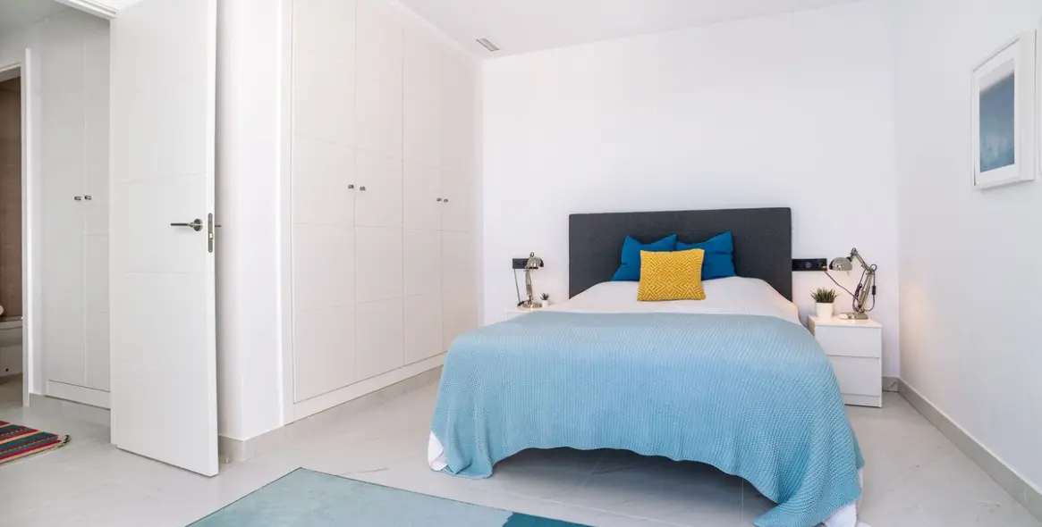 Sale of middle floor apartment in Estepona 18
