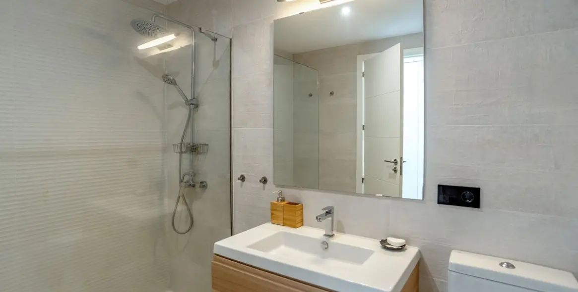 Sale of middle floor apartment in Estepona 20