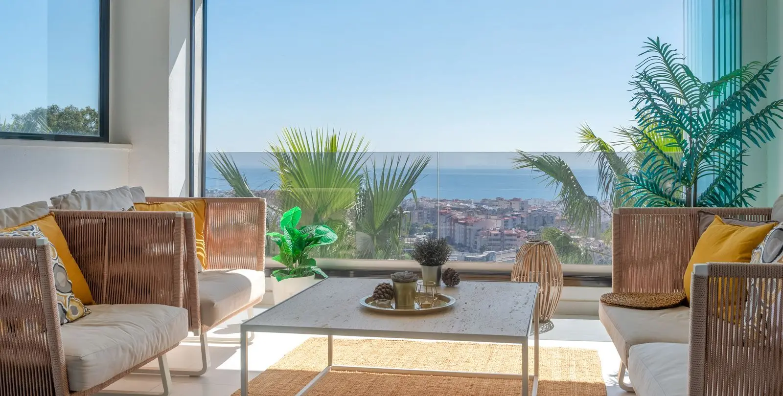 Sale of middle floor apartment in Estepona 1