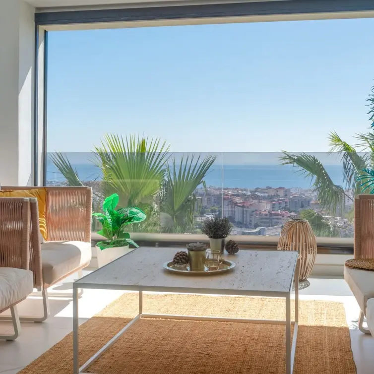 Sale of middle floor apartment in Estepona