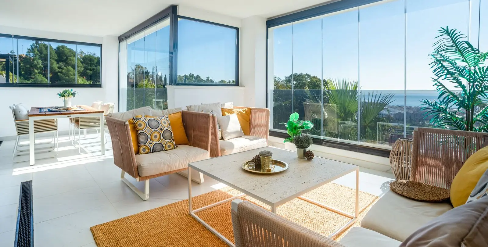 Sale of middle floor apartment in Estepona 2