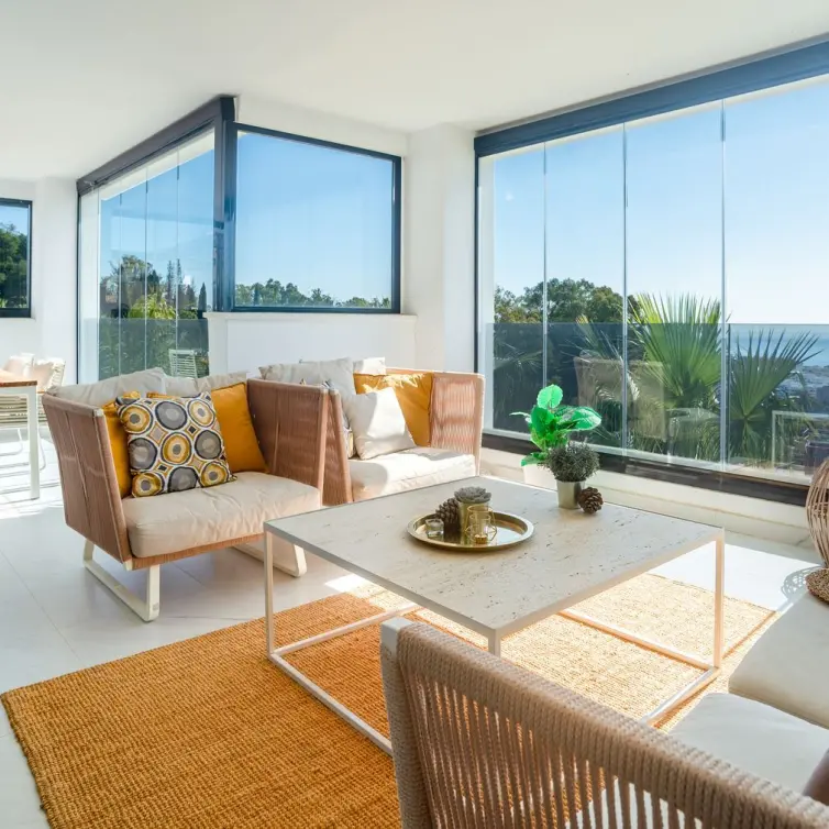 Sale of middle floor apartment in Estepona