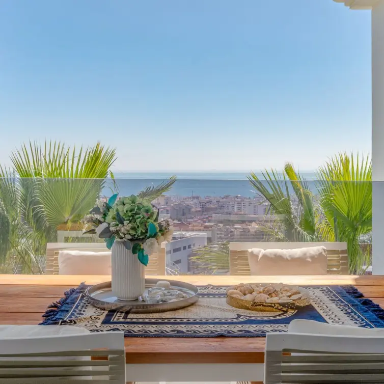 Sale of middle floor apartment in Estepona