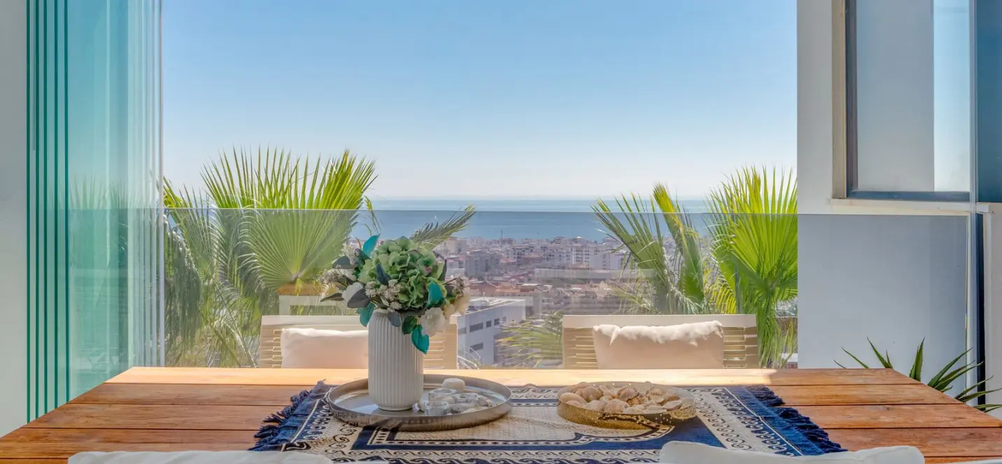 Sale of middle floor apartment in Estepona 2