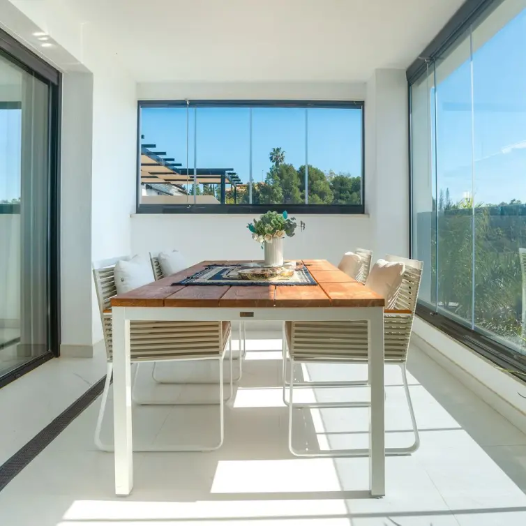 Sale of middle floor apartment in Estepona
