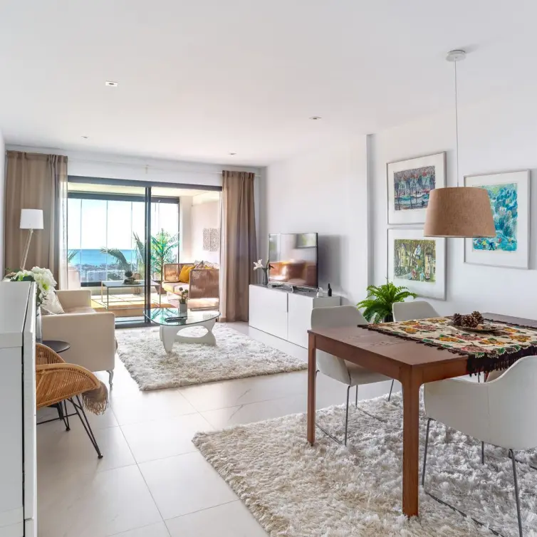Sale of middle floor apartment in Estepona