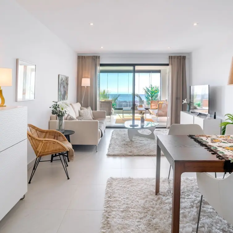 Sale of middle floor apartment in Estepona