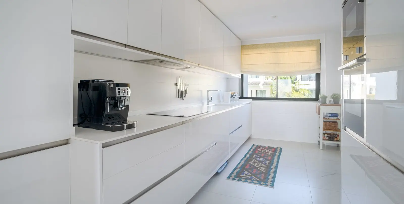Sale of middle floor apartment in Estepona 10