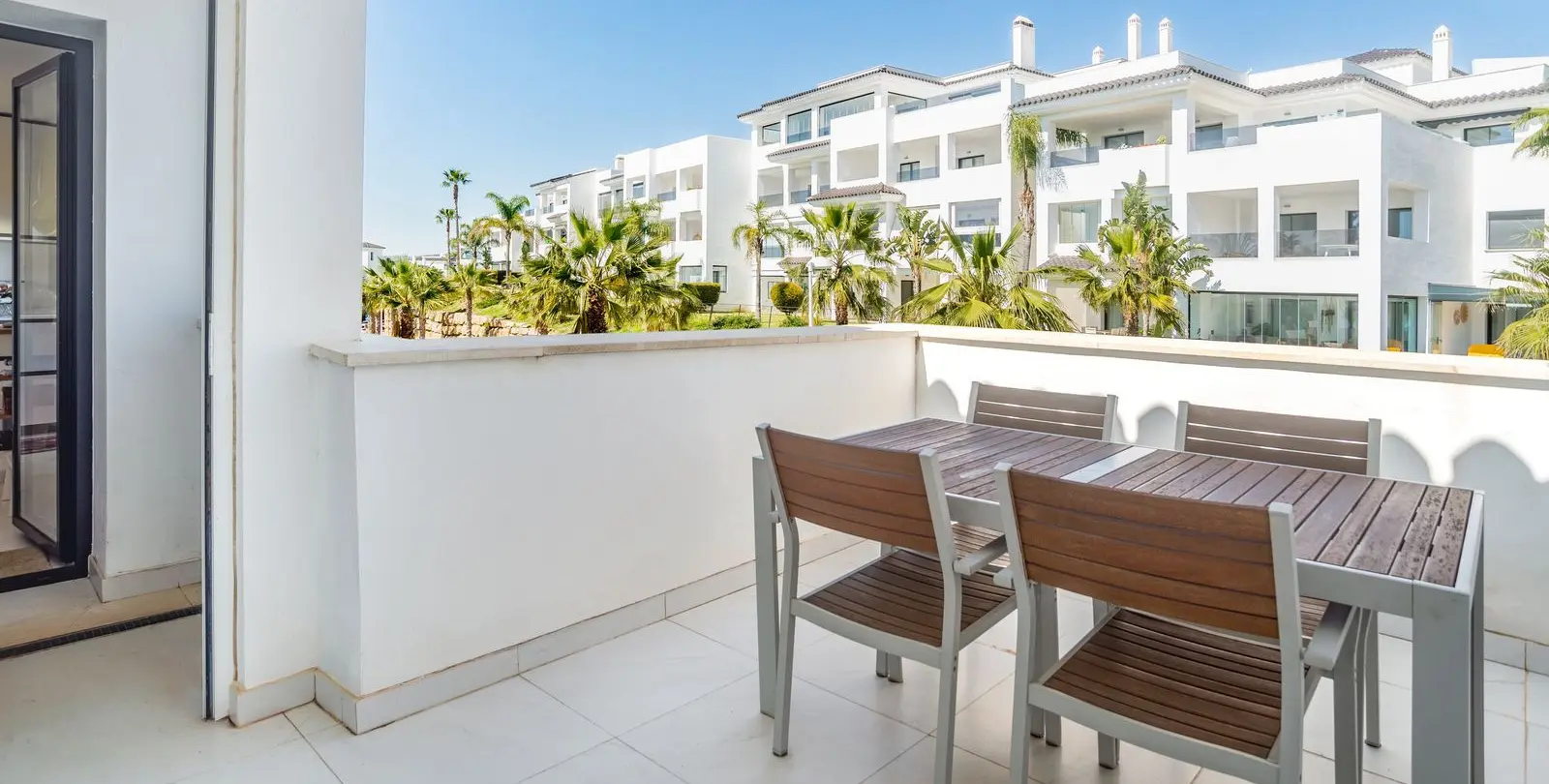 Sale of middle floor apartment in Estepona 13