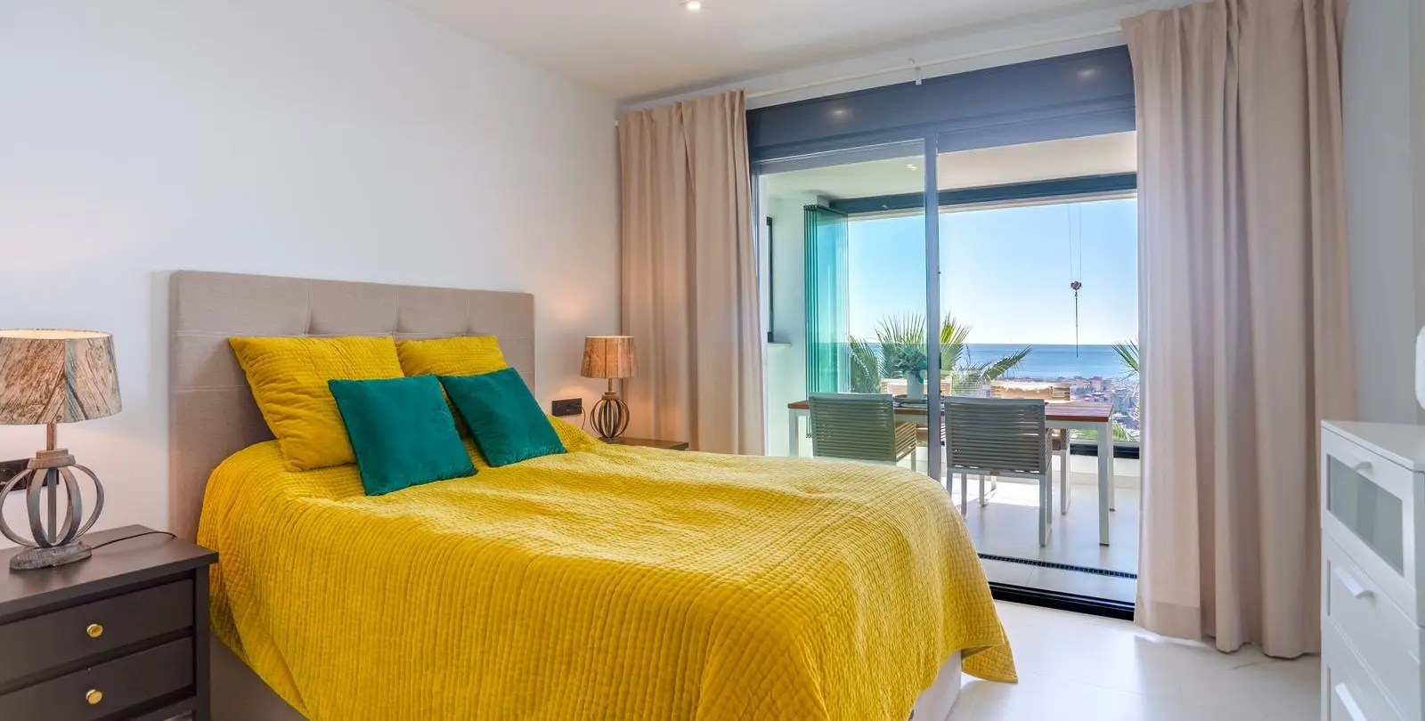 Sale of middle floor apartment in Estepona 14