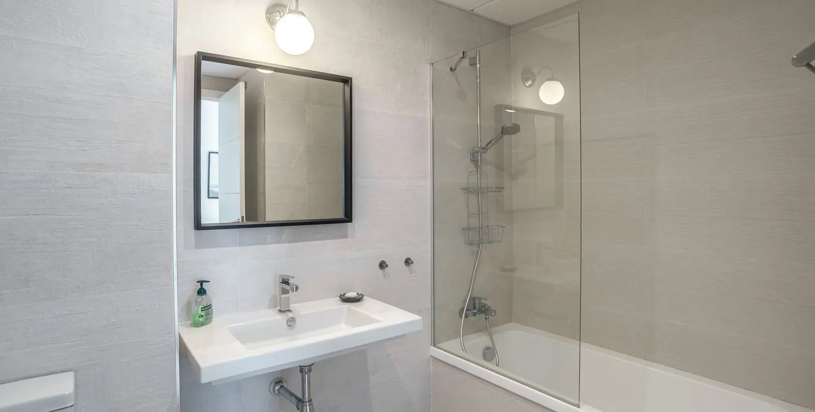 Sale of middle floor apartment in Estepona 16