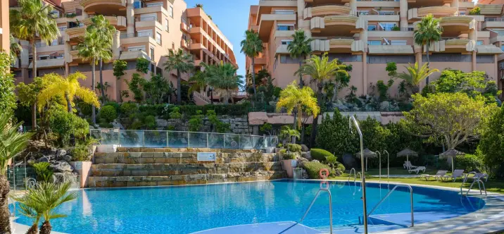 Venta de apartamento en planta media en Nueva Andalucía 0