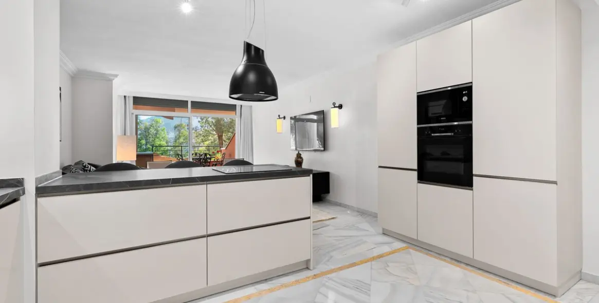 Venta de apartamento en planta media en Nueva Andalucía 2
