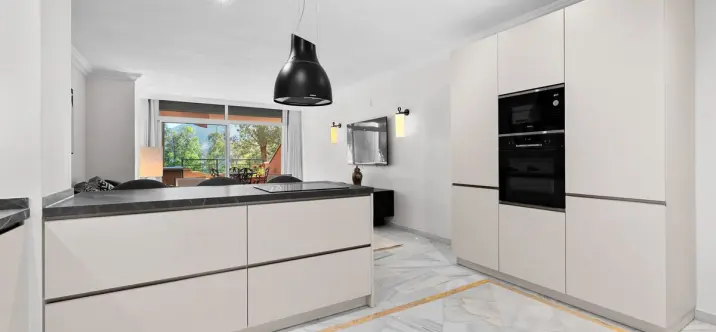 Venta de apartamento en planta media en Nueva Andalucía 1
