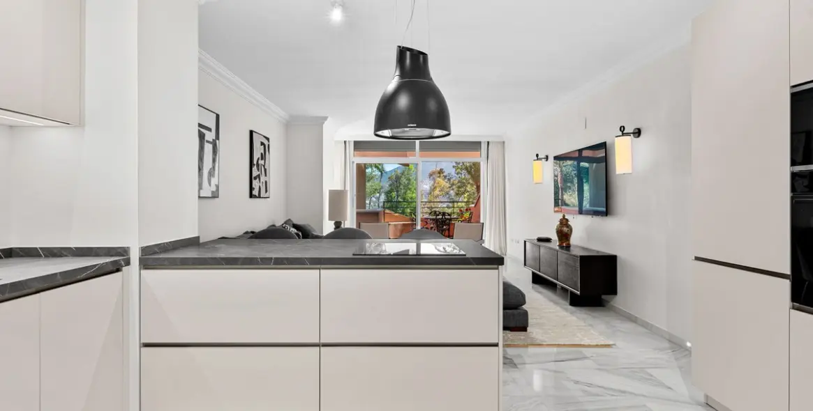 Venta de apartamento en planta media en Nueva Andalucía 3