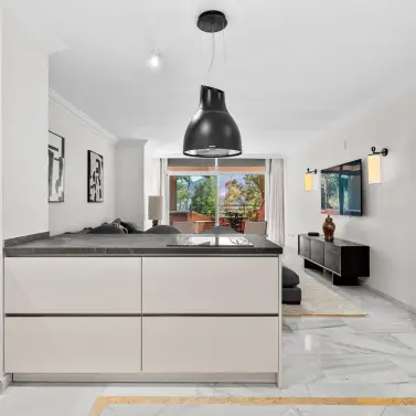 Venta de apartamento en planta media en Nueva Andalucía