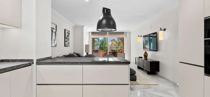 Venta de apartamento en planta media en Nueva Andalucía 2