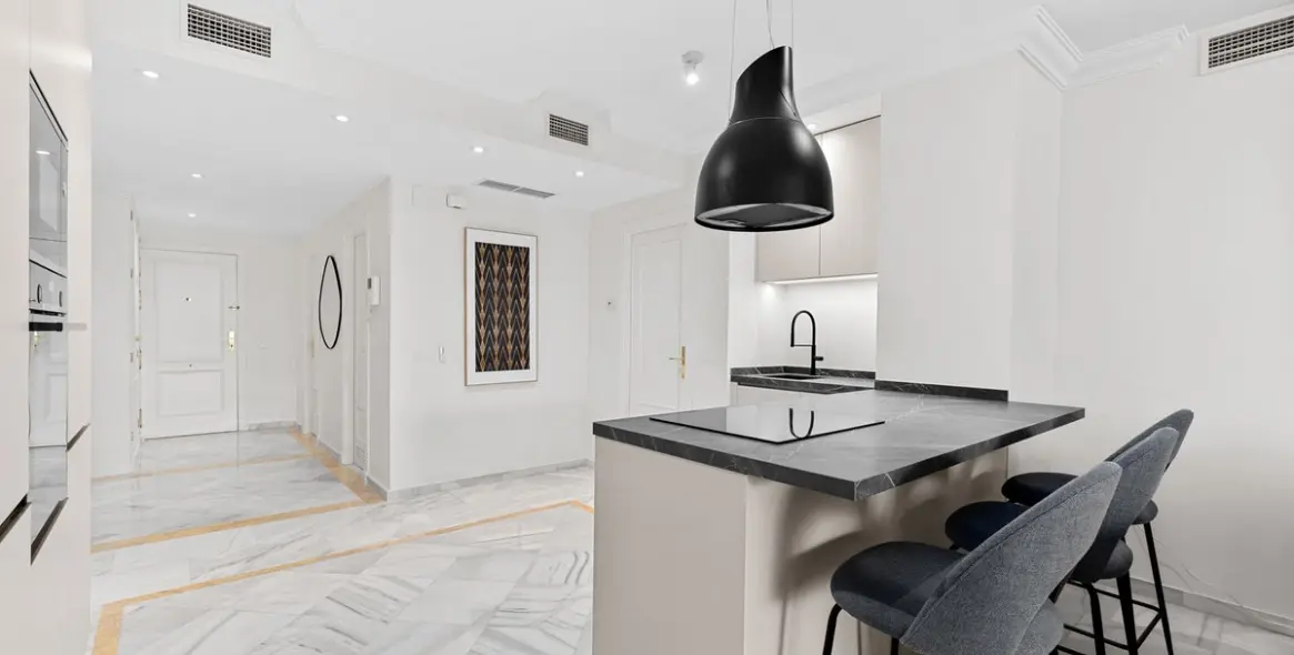 Venta de apartamento en planta media en Nueva Andalucía 4