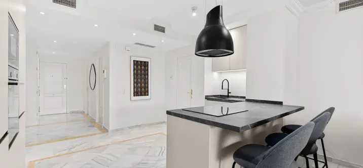 Venta de apartamento en planta media en Nueva Andalucía 3