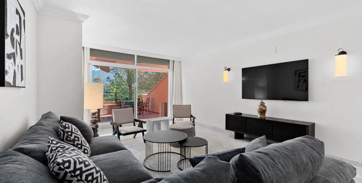 Venta de apartamento en planta media en Nueva Andalucía 9