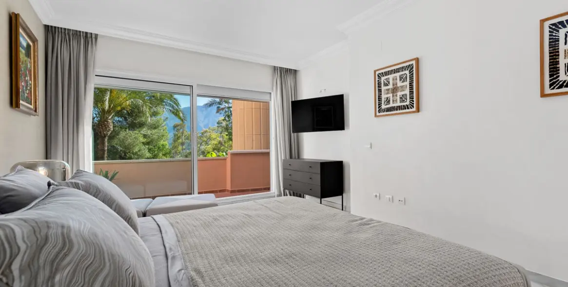 Venta de apartamento en planta media en Nueva Andalucía 10
