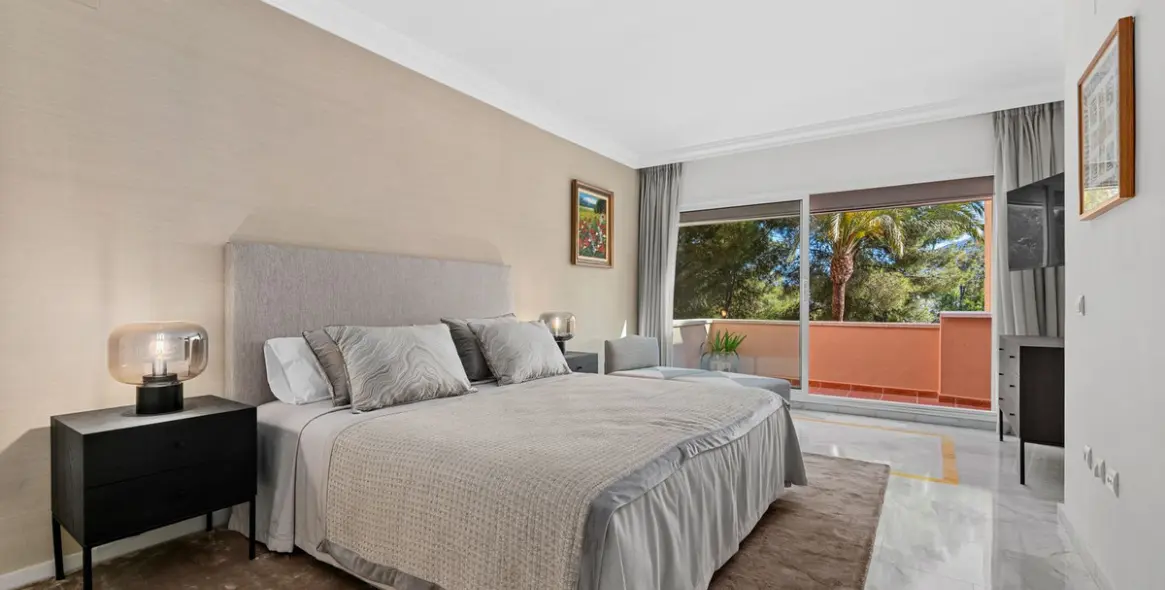 Venta de apartamento en planta media en Nueva Andalucía 11