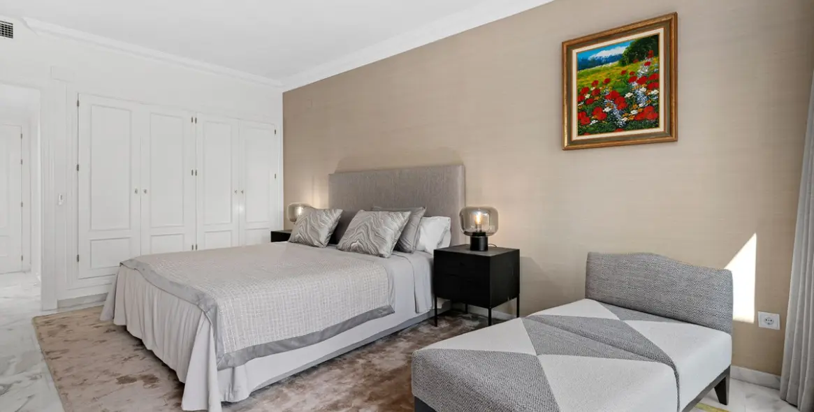 Venta de apartamento en planta media en Nueva Andalucía 12