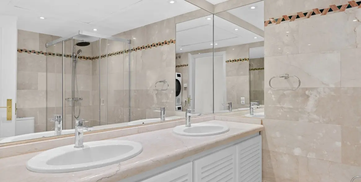 Venta de apartamento en planta media en Nueva Andalucía 13